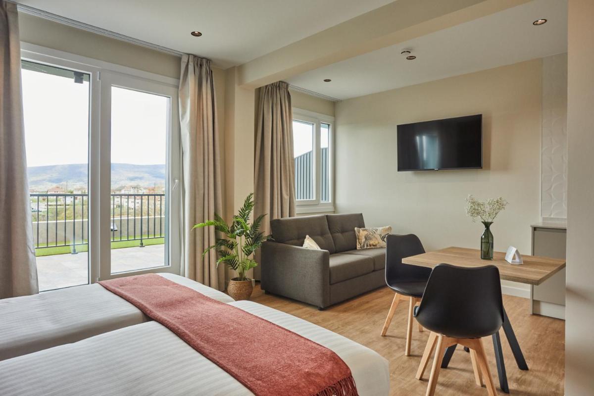 Una televisión o centro de entretenimiento en Apartamentos Silken Fontibre Iberia & Spa