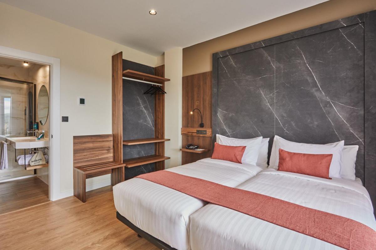 Cama o camas de una habitación en Apartamentos Silken Fontibre Iberia & Spa