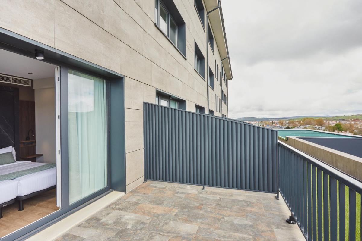 Un balcón o terraza de Apartamentos Silken Fontibre Iberia & Spa