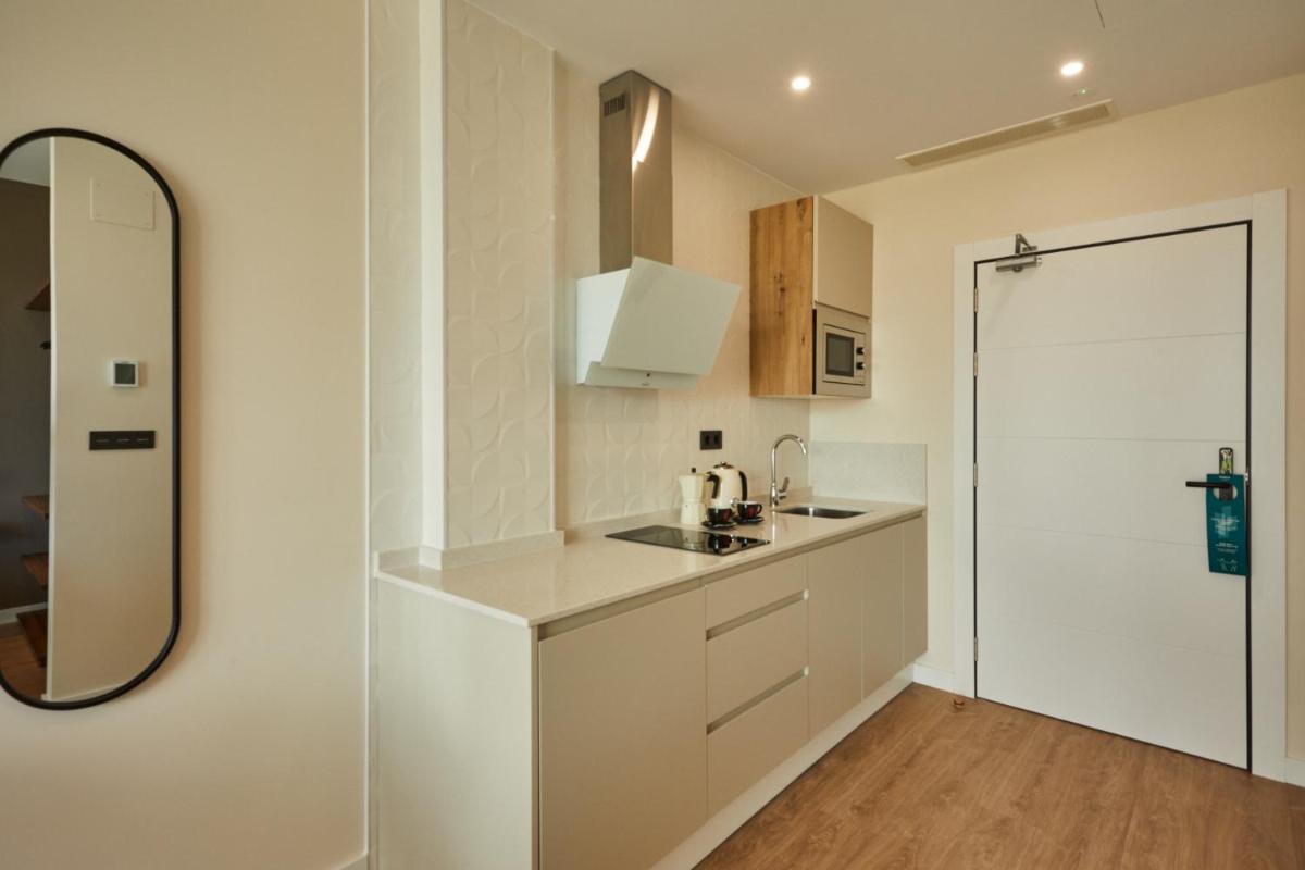 Una cocina o zona de cocina en Apartamentos Silken Fontibre Iberia & Spa