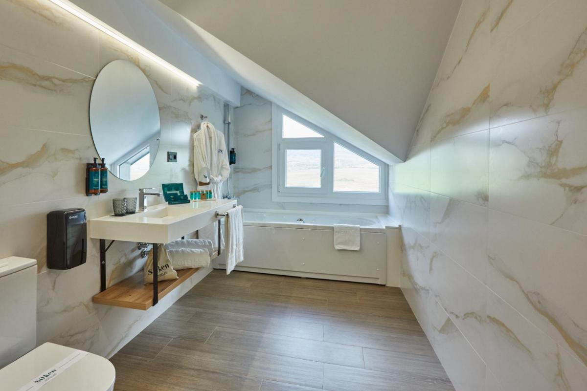 Un baño de Apartamentos Silken Fontibre Iberia & Spa