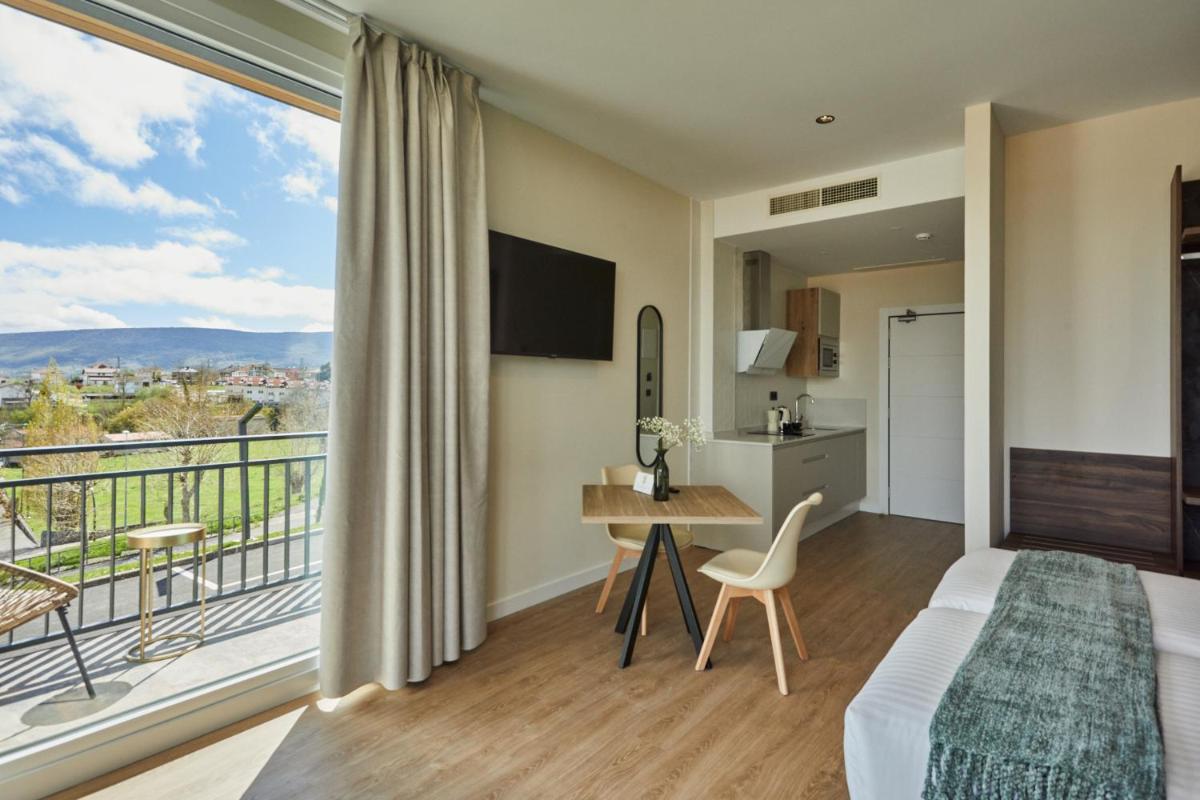 Una televisión o centro de entretenimiento en Apartamentos Silken Fontibre Iberia & Spa
