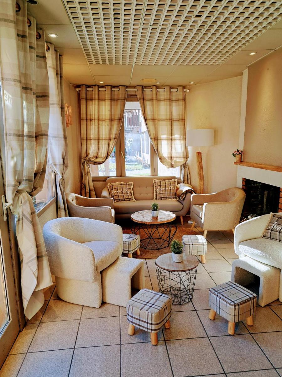 un salon avec des canapés et des tables dans l'établissement Hôtel Espace Montclar, à Montclar