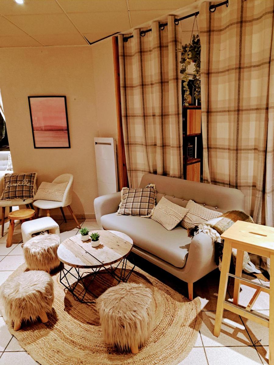 Coin salon dans l'établissement Hôtel Espace Montclar