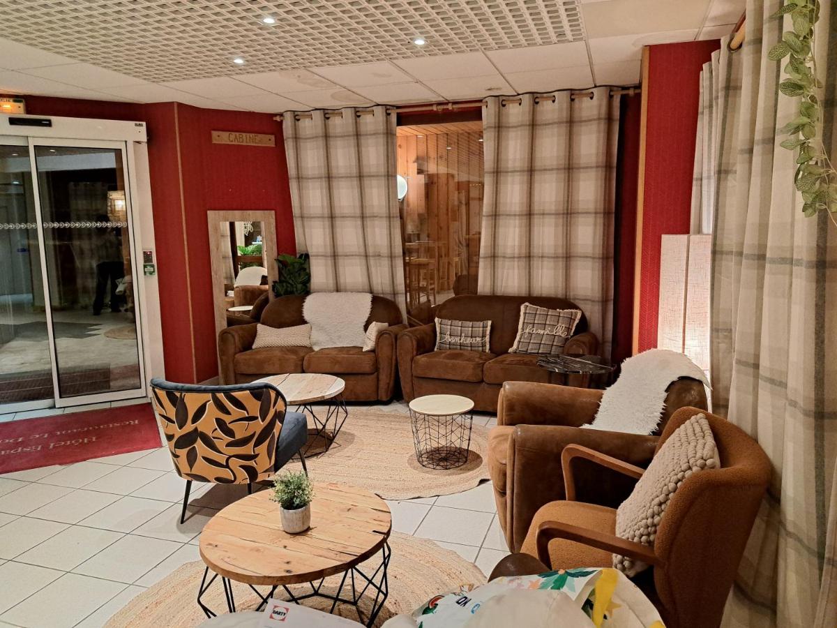 Coin salon dans l'établissement Hôtel Espace Montclar