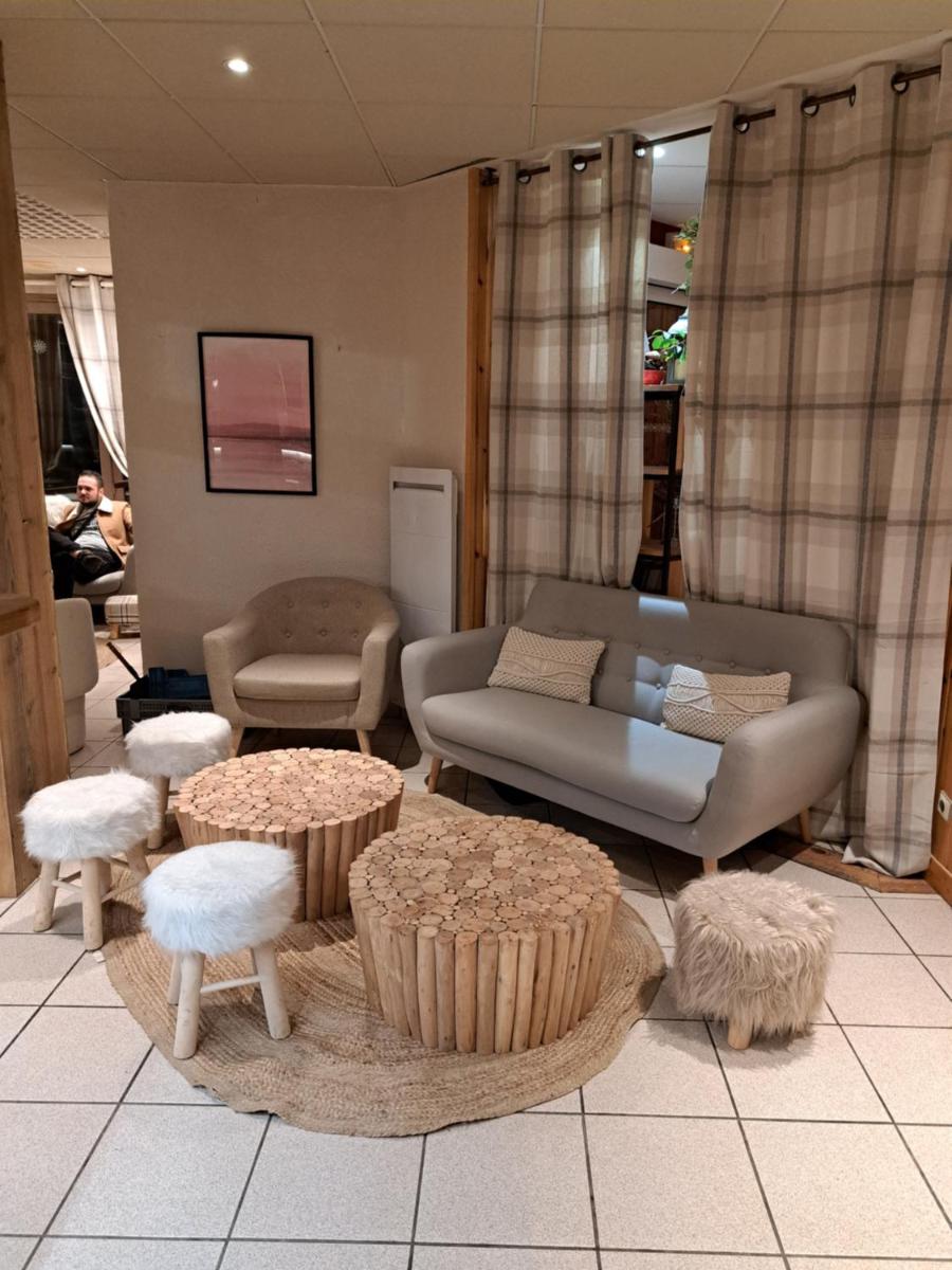 Coin salon dans l'établissement Hôtel Espace Montclar