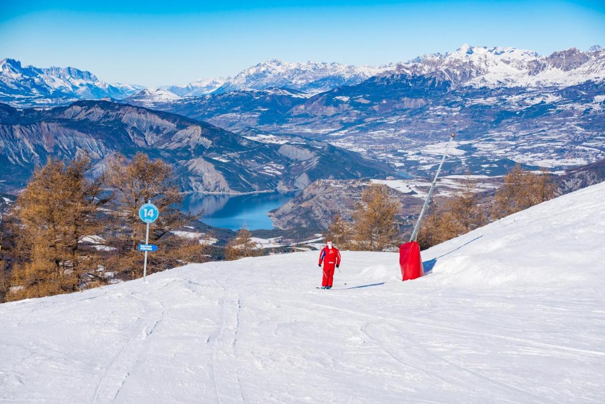 L'établissement Hôtel Espace Montclar en hiver