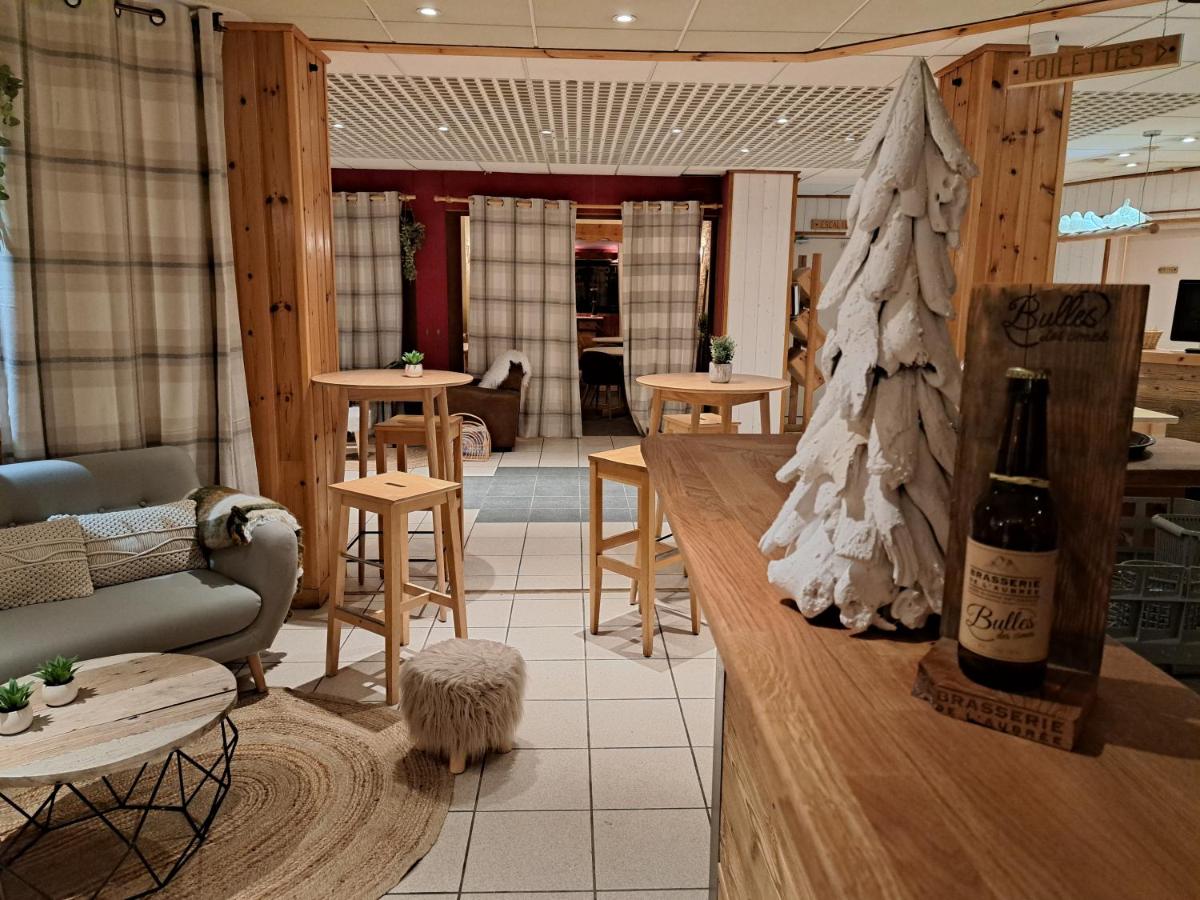 Coin salon dans l'établissement Hôtel Espace Montclar