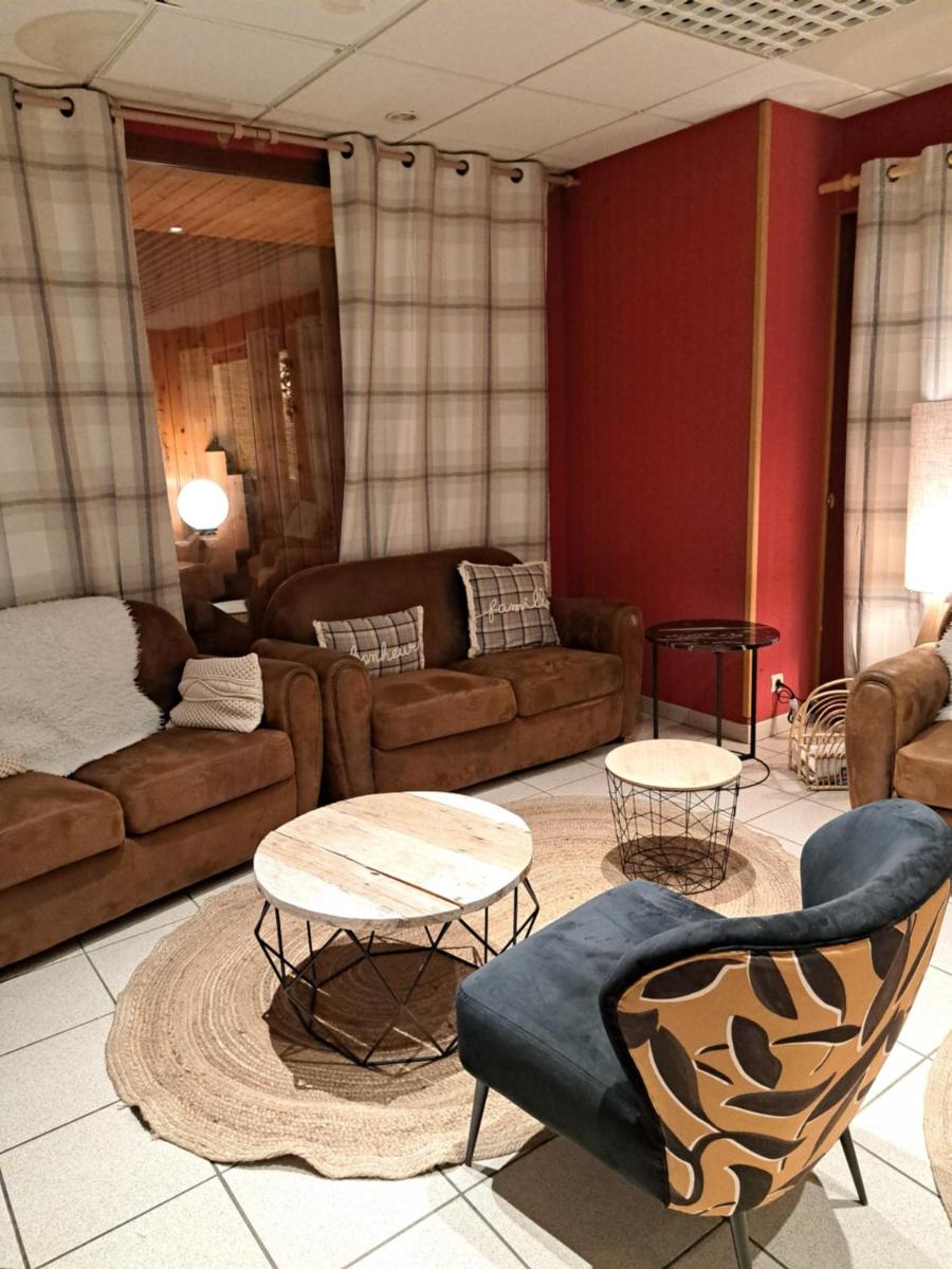 Coin salon dans l'établissement Hôtel Espace Montclar