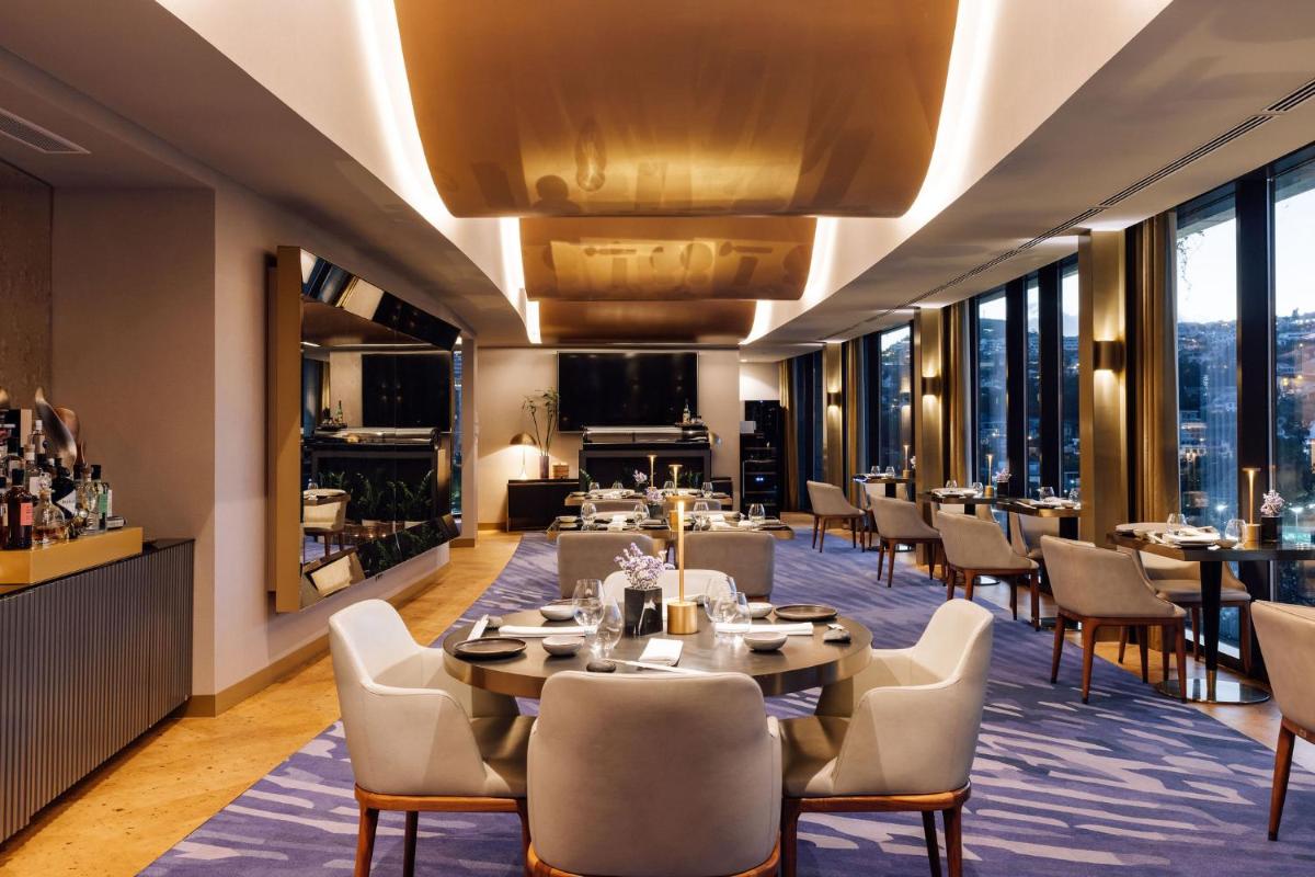 Uma televisão e/ou sistema de entretenimento em The Reserve - within Savoy Palace - The Leading Hotels of the World