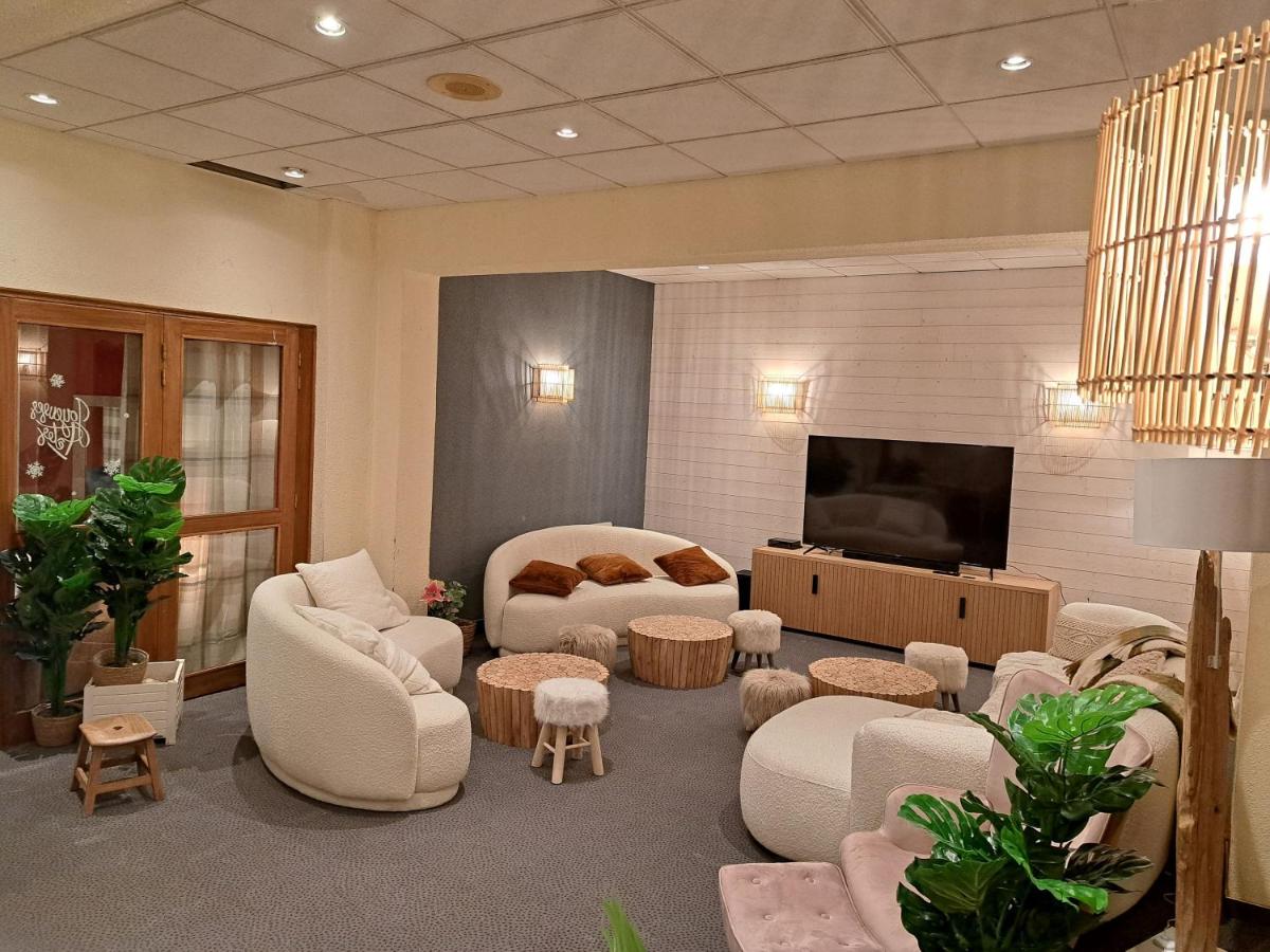 Coin salon dans l'établissement Hôtel Espace Montclar