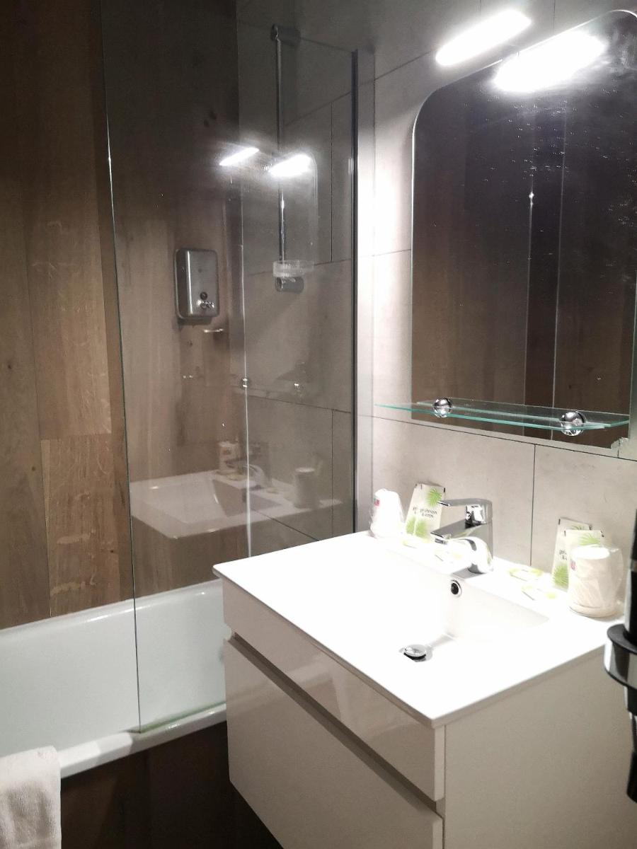 Salle de bains dans l'établissement Hôtel Espace Montclar