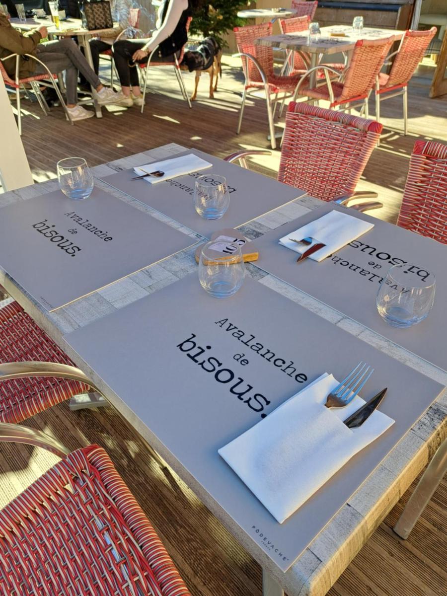 Restaurant ou autre lieu de restauration dans l'établissement Hôtel Espace Montclar