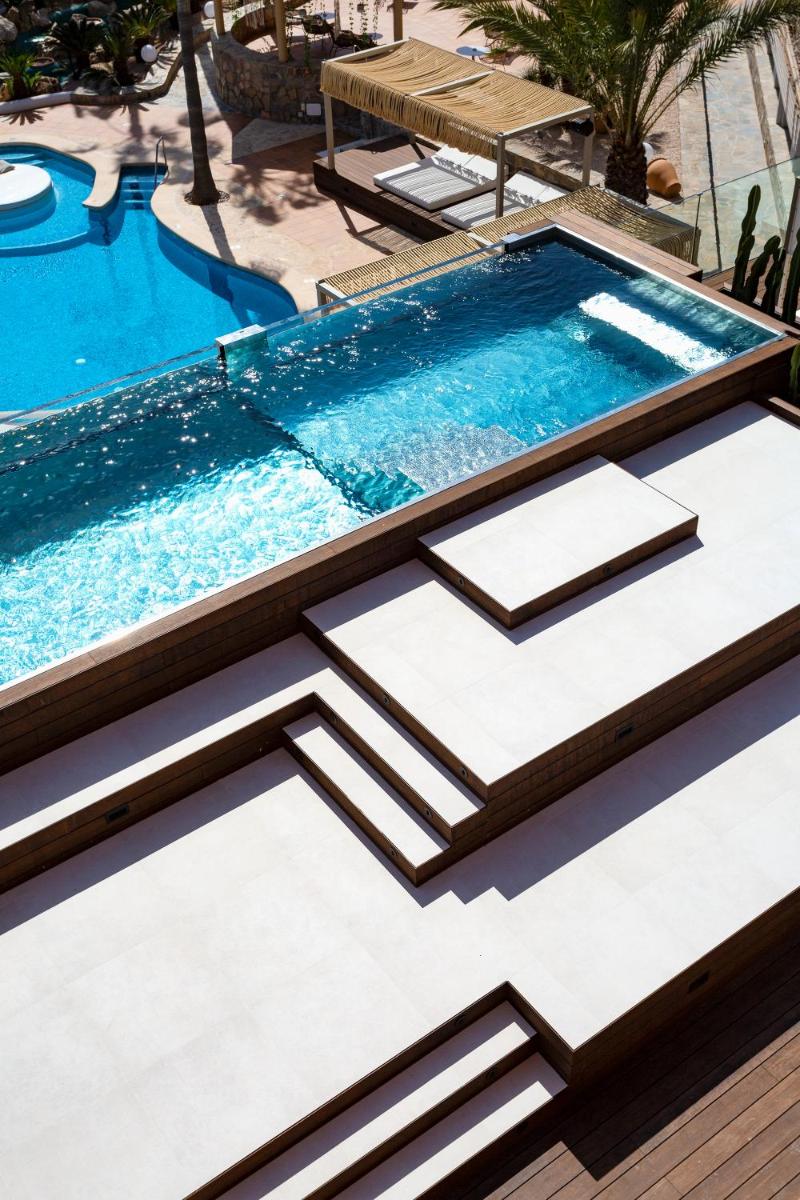 una piscina en una villa con una piscina de uso compartido en Marins Beach Club - Adults Only Hotel, en Cala Millor 88 fotos más