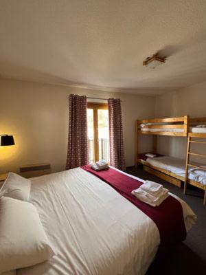 Un ou plusieurs lits dans un hébergement de l'établissement Hôtel Espace Montclar