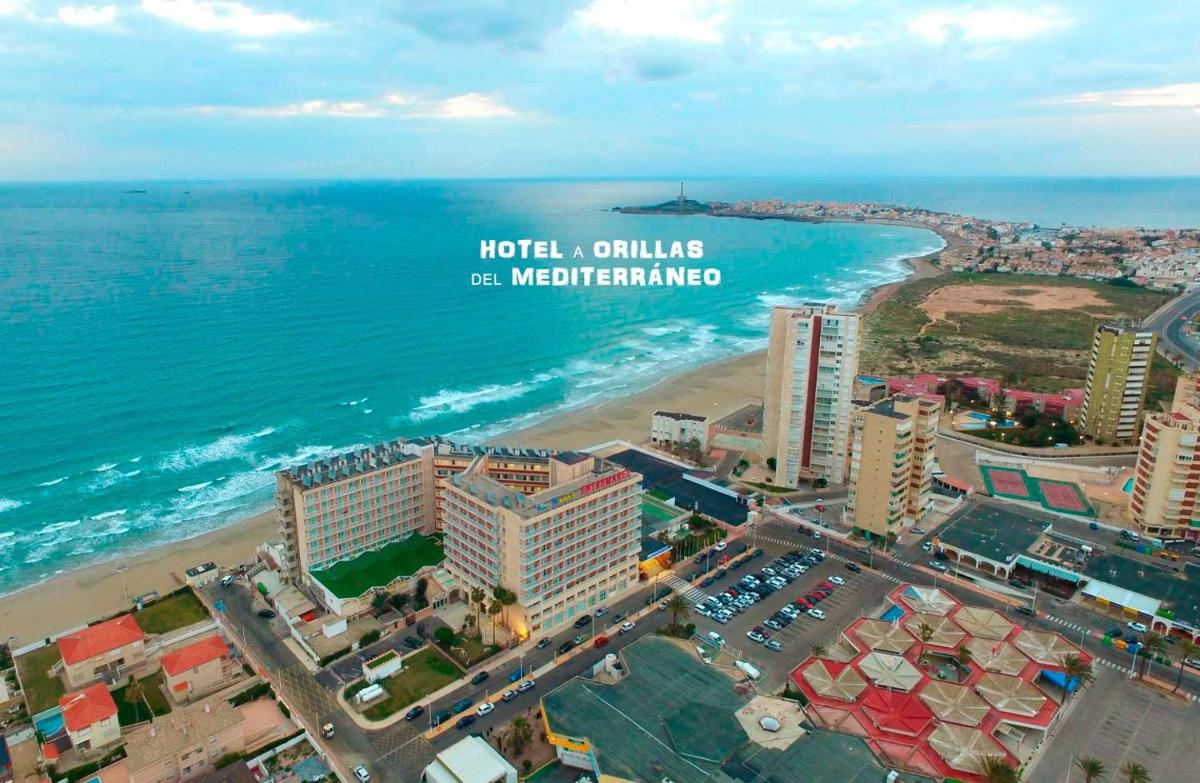 una vista aérea de una playa y el océano en Hotel & Spa Entremares, en La Manga del Mar Menor