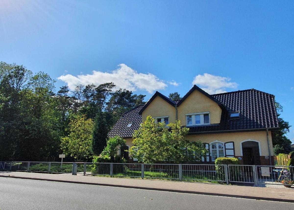 Geräumiges und liebevoll eingerichtetes Ferienhaus für bis zu zehn Personen mit Terrasse und Grill im Garten - Housity