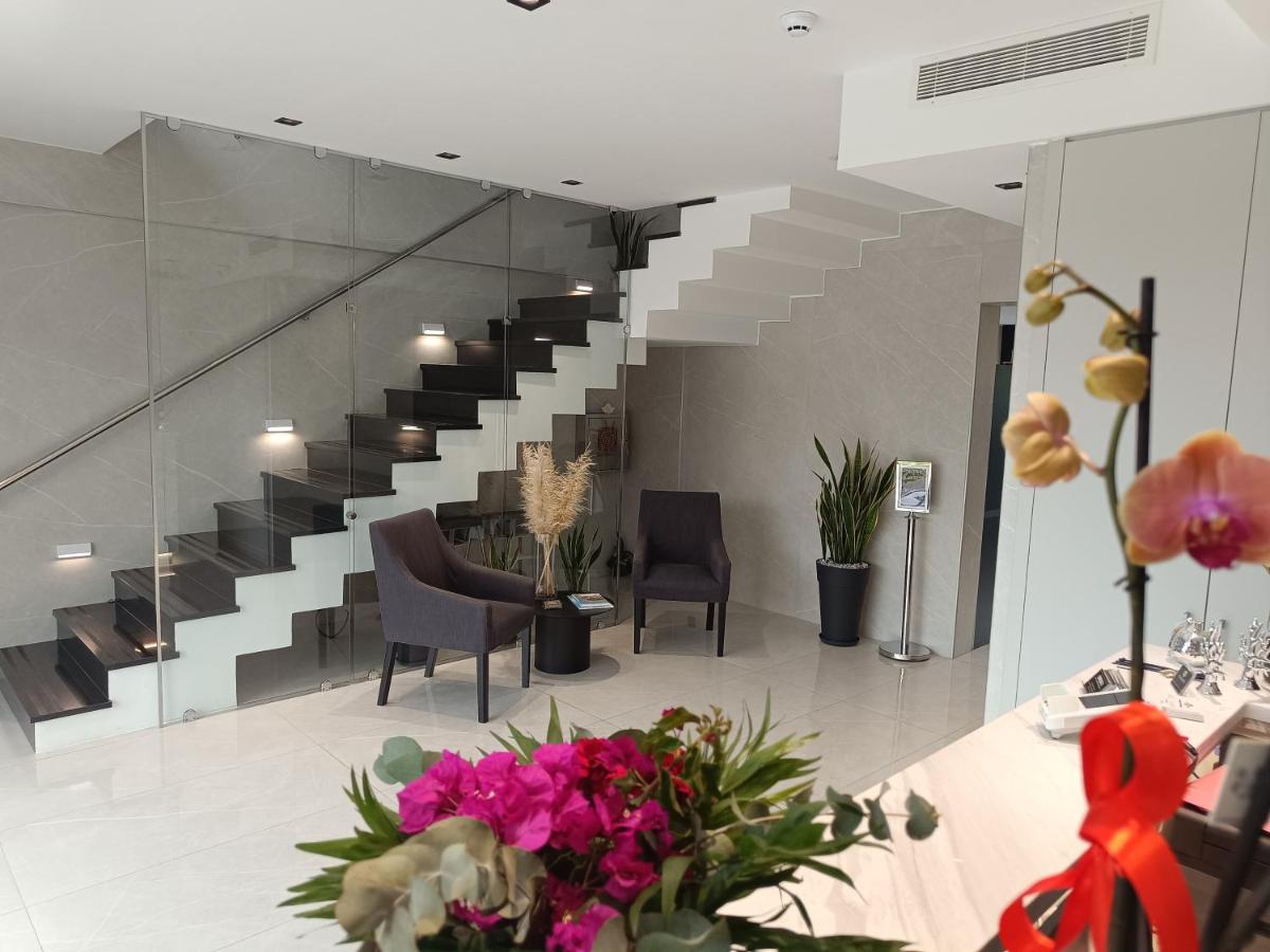 Oikos 9 Rooms and Suites - Housity