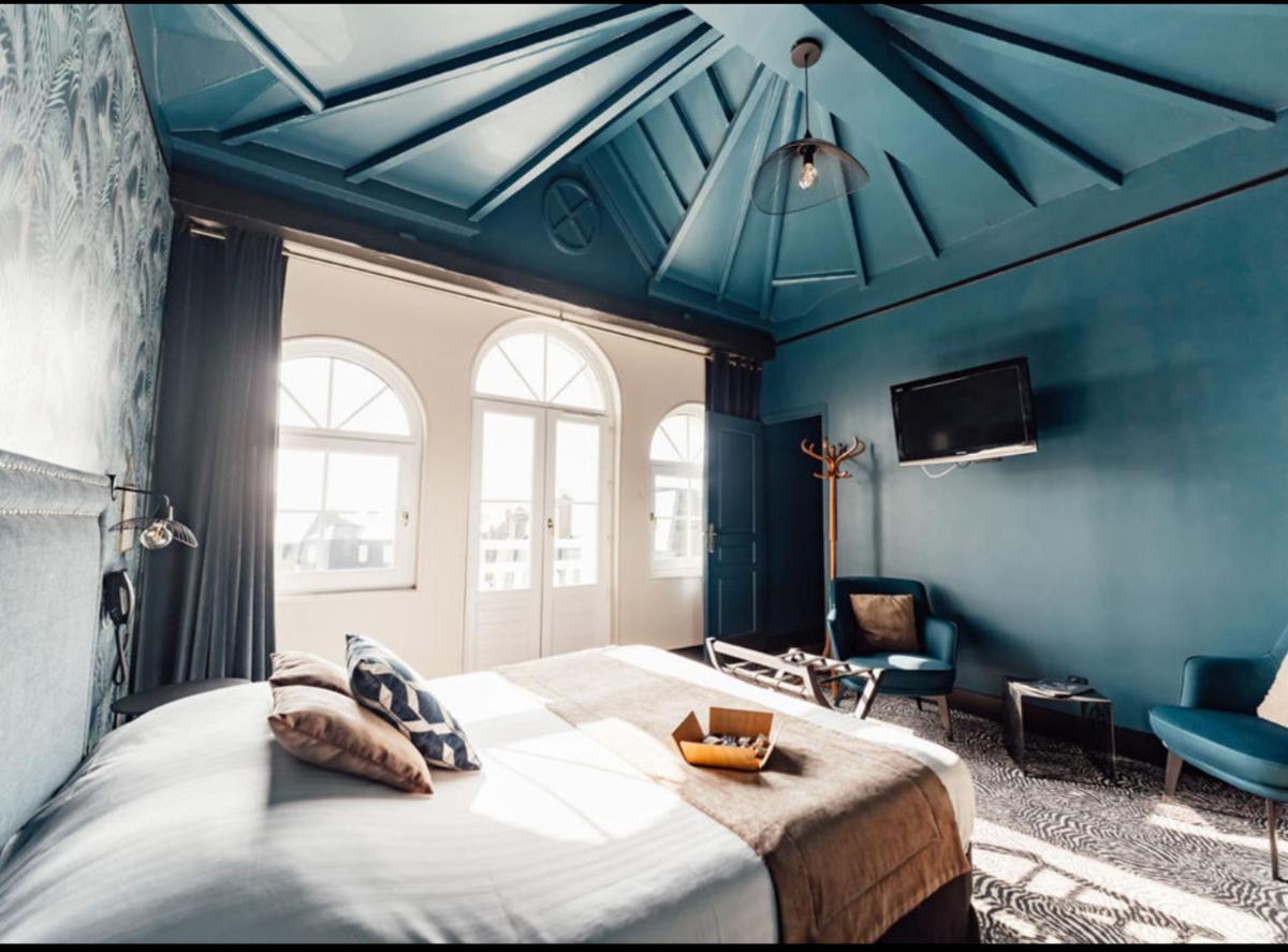 une chambre avec un lit avec un plafond bleu dans l'établissement La villa 10 HÔTEL SPA, à Étretat