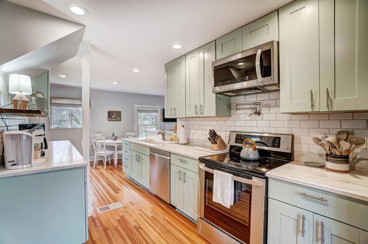 The Meeker House (Charming 3/4 Bedroom Home) - Housity