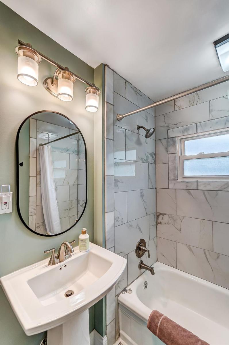 The Meeker House (Charming 3/4 Bedroom Home) - Housity