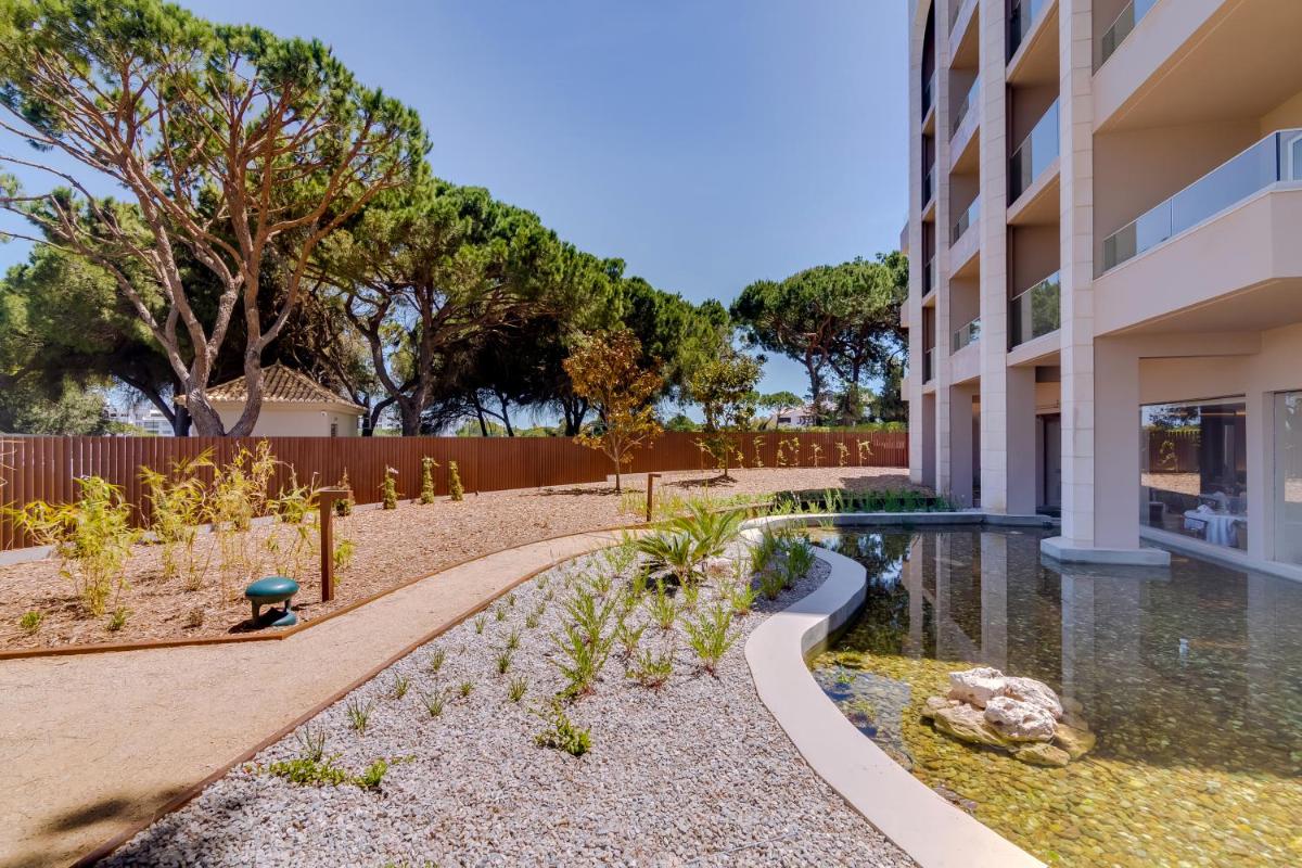 Um jardim no exterior de Falésia Hotel - Adults Only