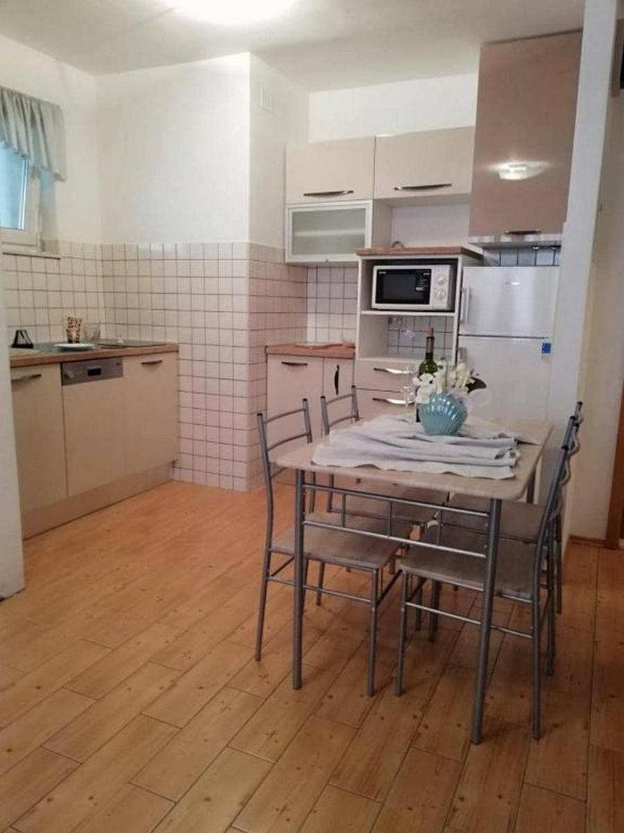 Apartments by the sea Kastel Luksic, Kastela - 22941 - Housity