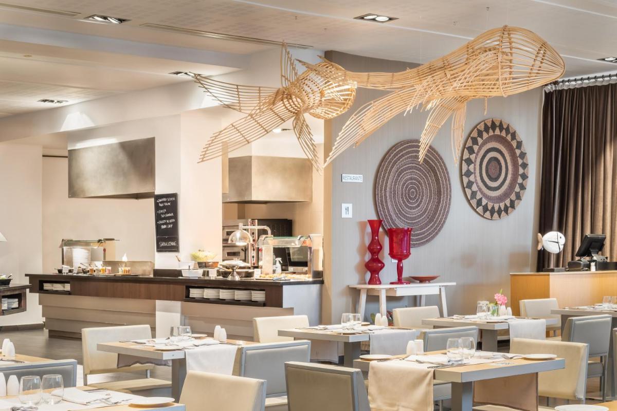 Un restaurante o sitio para comer en ALEGRIA Palacio Mojacar - Adults Only