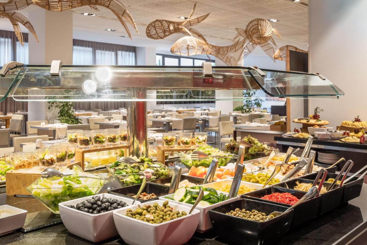 Comida en o cerca de este hotel