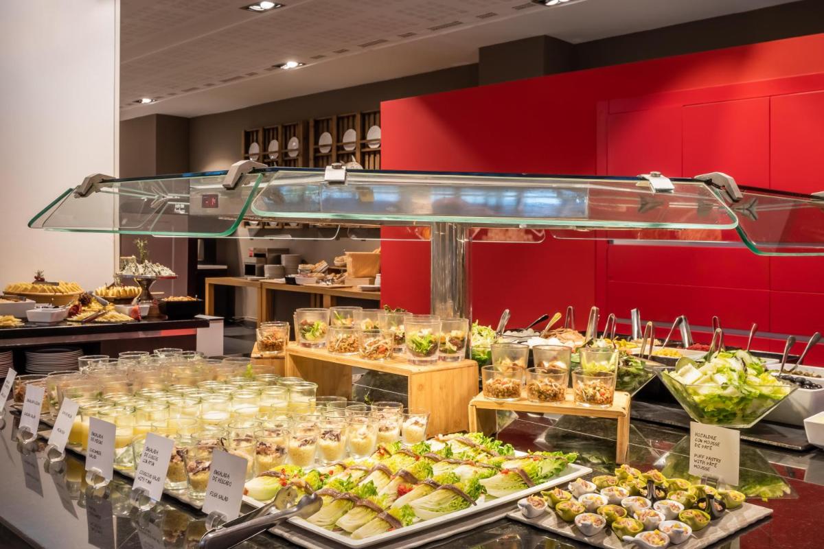 Comida en o cerca de este hotel