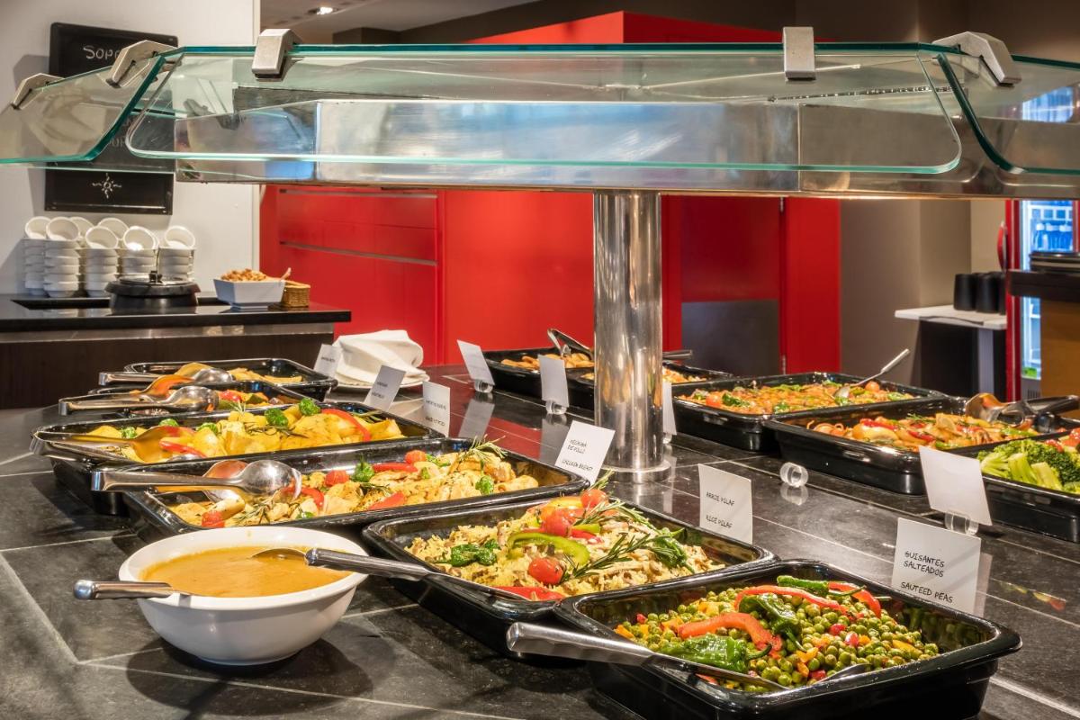 Comida en o cerca de este hotel