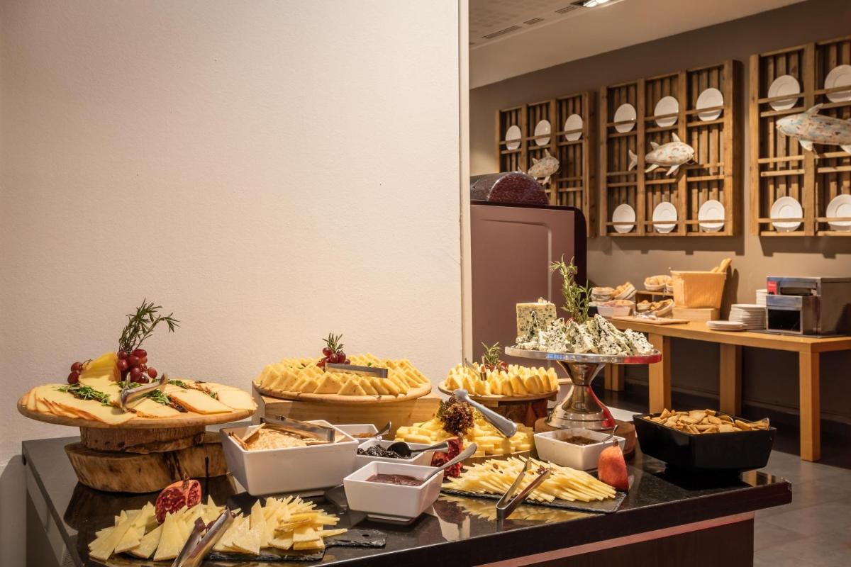 Comida en o cerca de este hotel