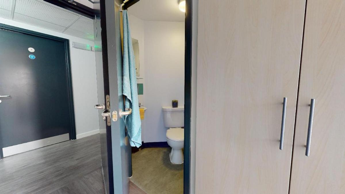 Suitetrails - Private Ensuite in Stylish Apartment at Pavilions