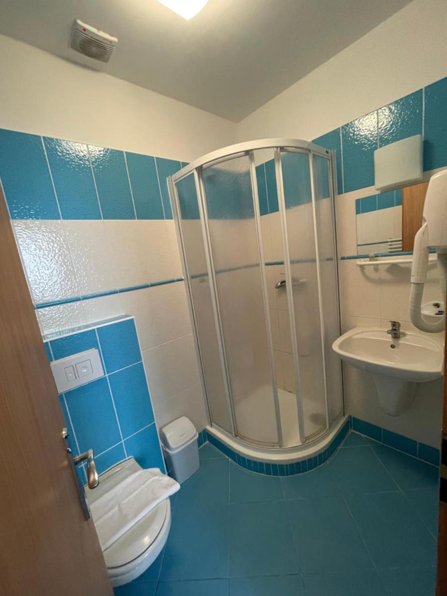 Hotel Pod Zámkem - Housity