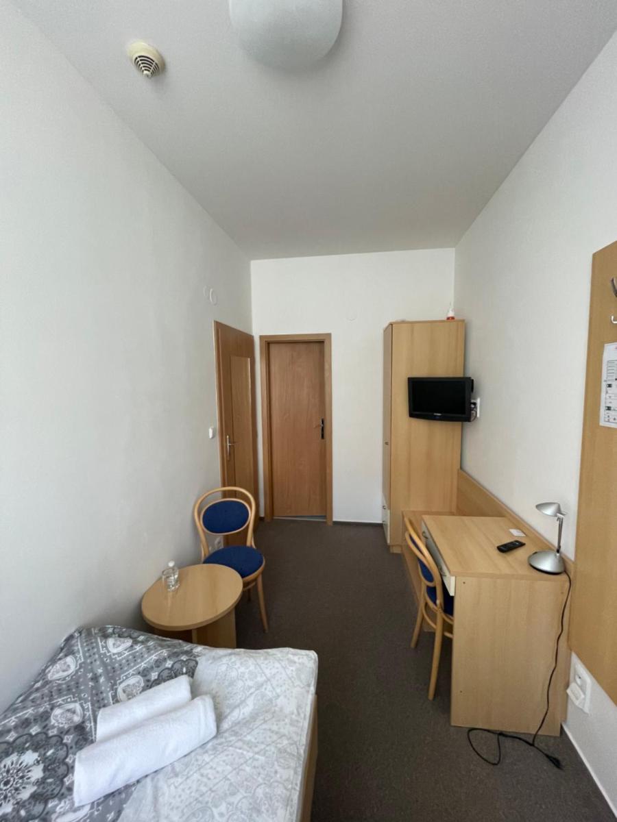 Hotel Pod Zámkem - Housity