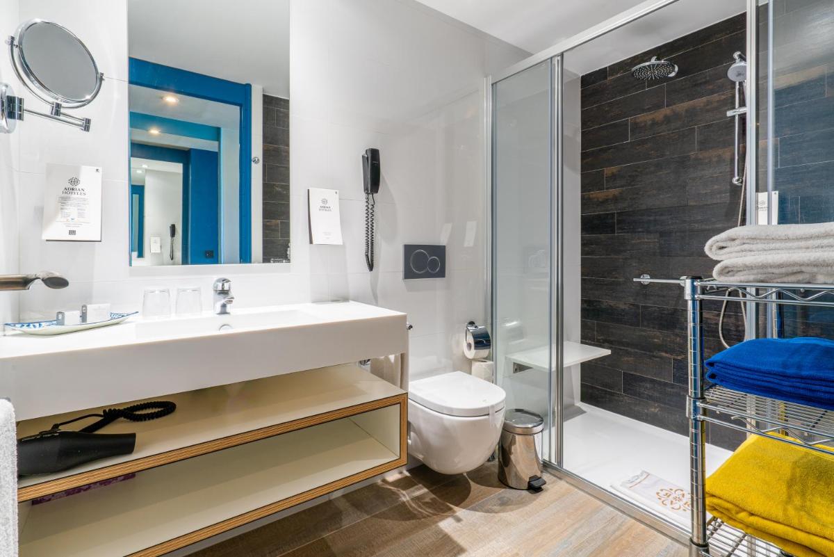 Un baño de Adrián Hoteles Colón Guanahaní Adultos Only