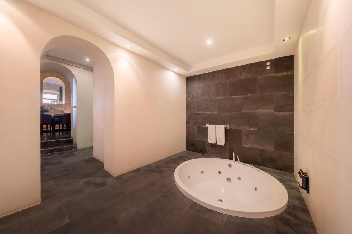 Un baño de Áurea Convento Capuchinos by Eurostars Hotel Company