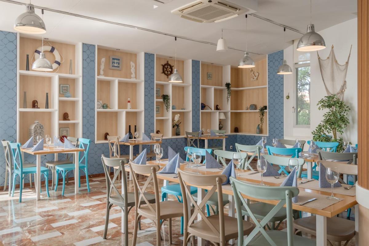 Un restaurante o sitio para comer en Apartamentos Vistasol