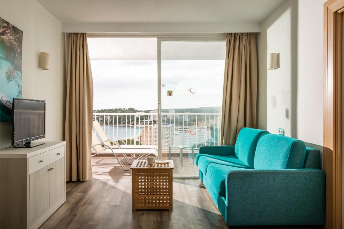 Una televisión o centro de entretenimiento en Apartamentos Vistasol