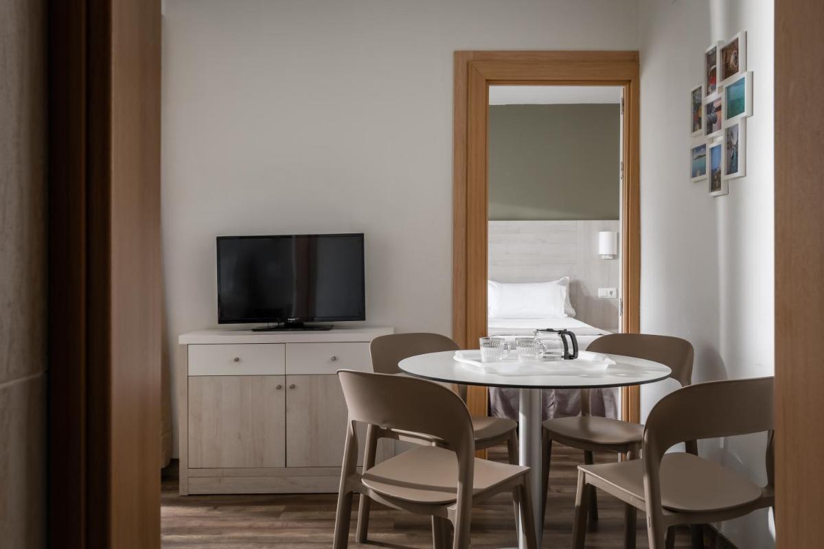 Una televisión o centro de entretenimiento en Apartamentos Vistasol