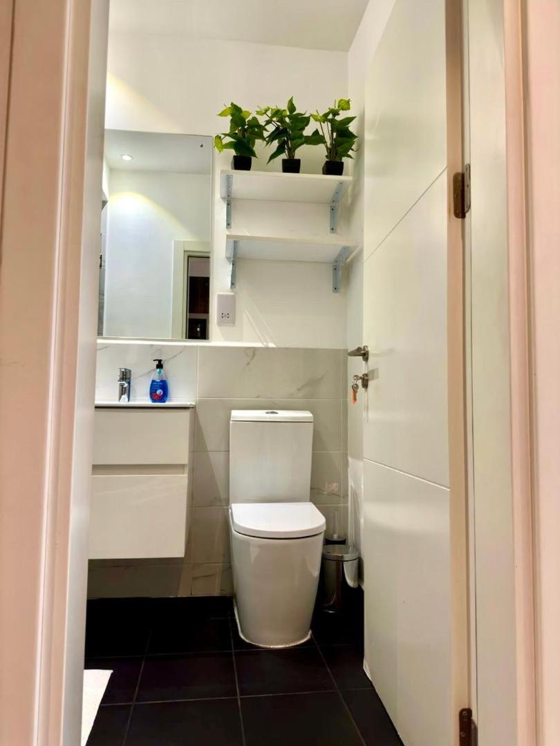 A007 Embassy Gardens Studio Apartm - Housity