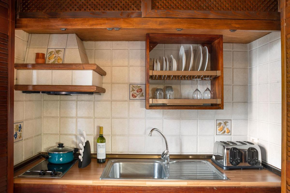 Tulia Guesthouse & Coworking - Housity