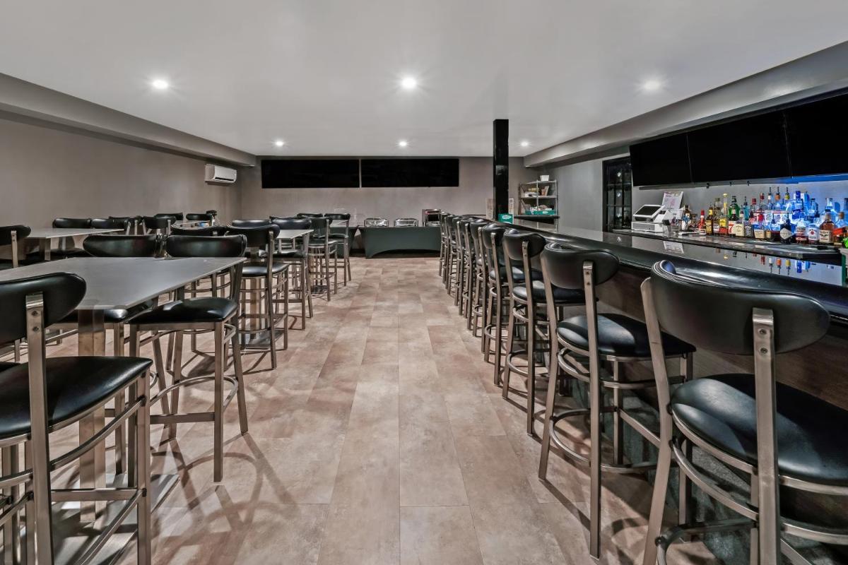Americas Best Value Inn Foxboro - Housity