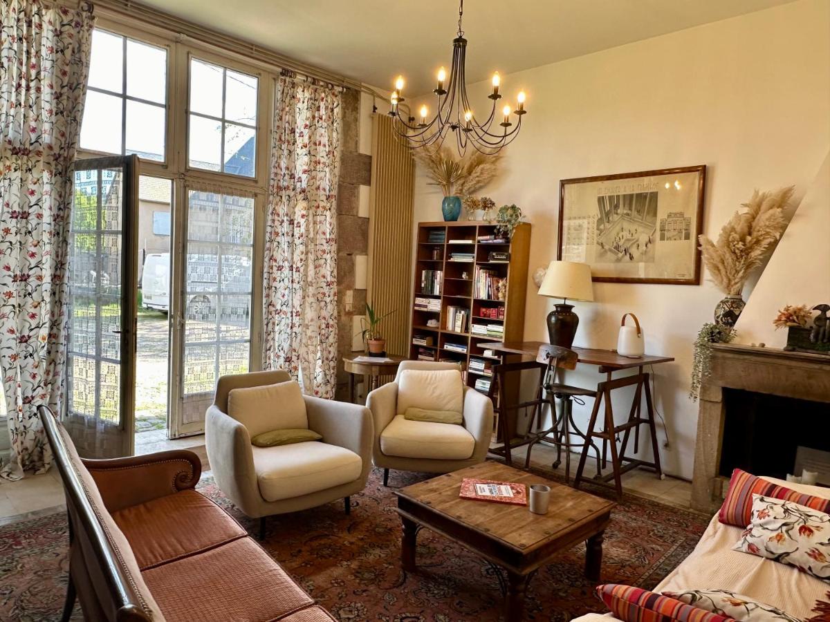 Chaleureuse maison rustique, vue vestige romain - Housity