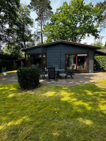 Dubbele chalet op recreatiepark Topparken op de Veluwe in Beekbergen met grote vrije tuin en eigen parkeerplaats - Housity