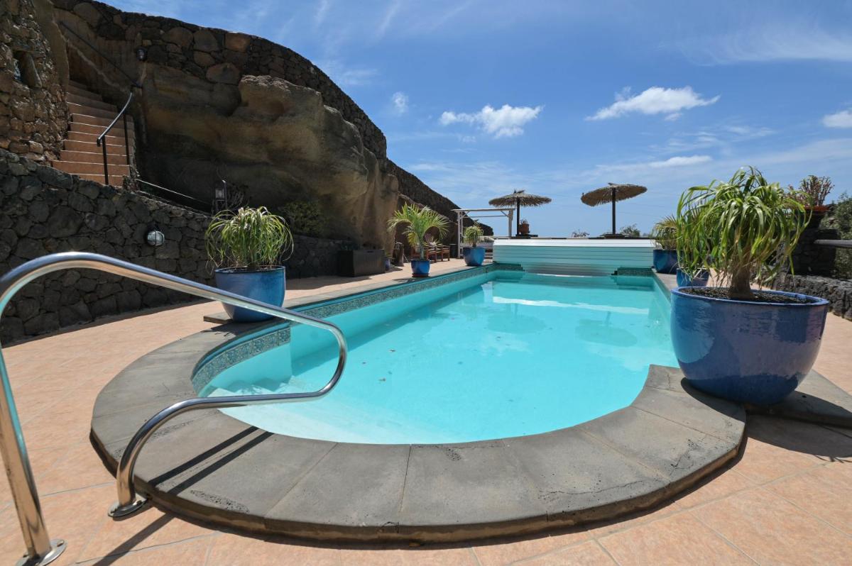 Castillo Lanzarote Villa Bailey - Luxury Villa - Pet friendly with heated Pool - Housity