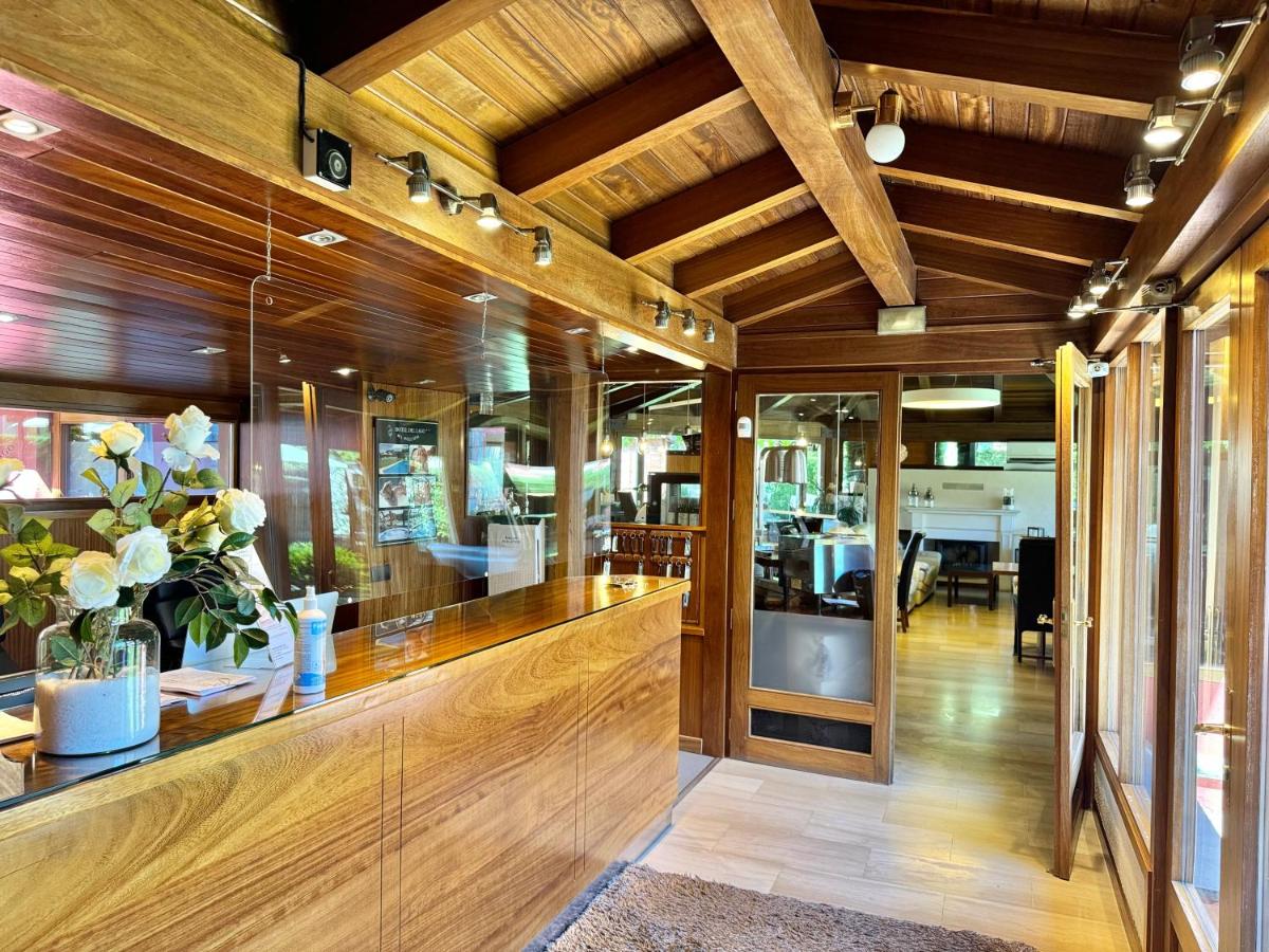 Un restaurante o sitio para comer en Hotel Del Lago
