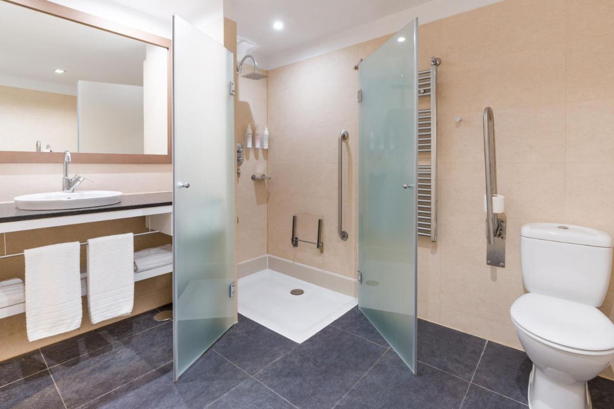 Un baño de Le Meridien Ra Beach Hotel and Spa
