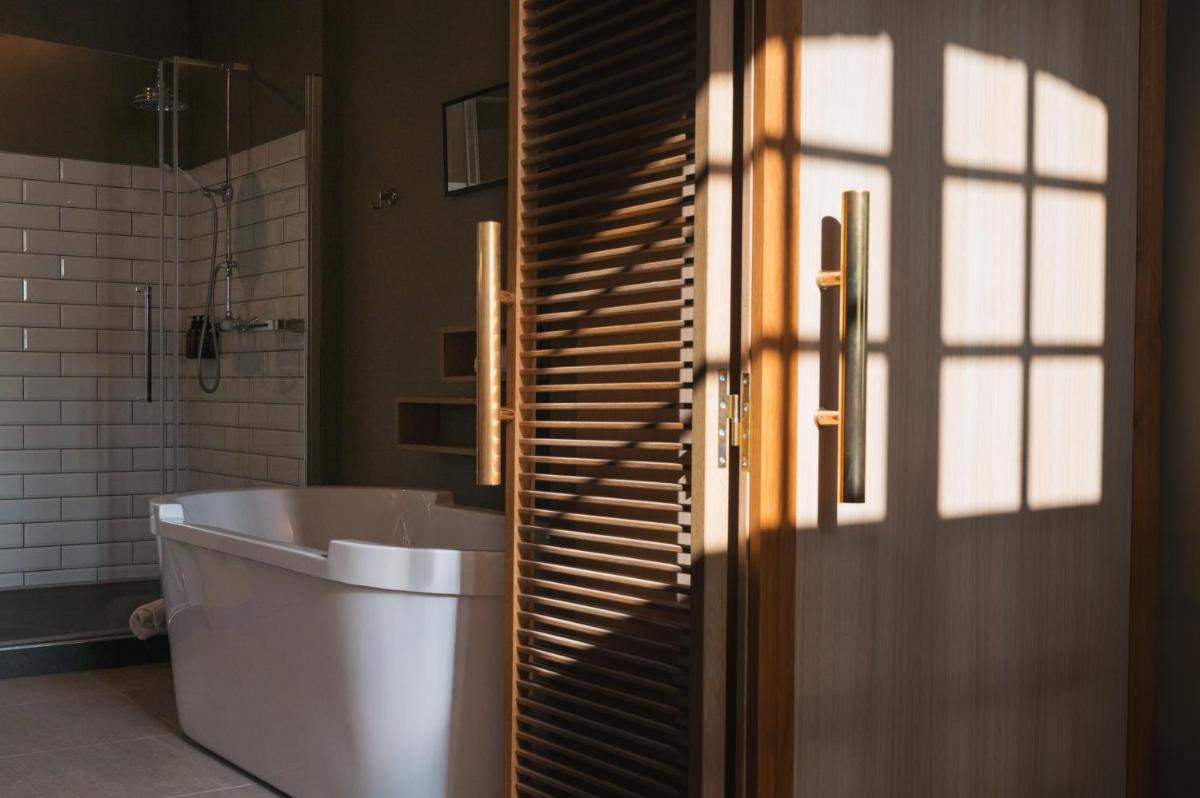 Salle de bains dans l'établissement Le Monastère de Saint Mont Hôtel & Spa
