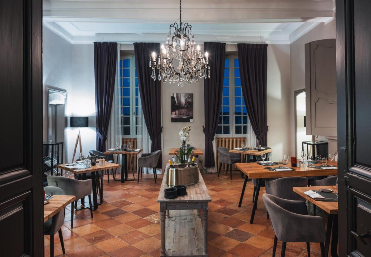 Coin salon dans l'établissement Le Monastère de Saint Mont Hôtel & Spa